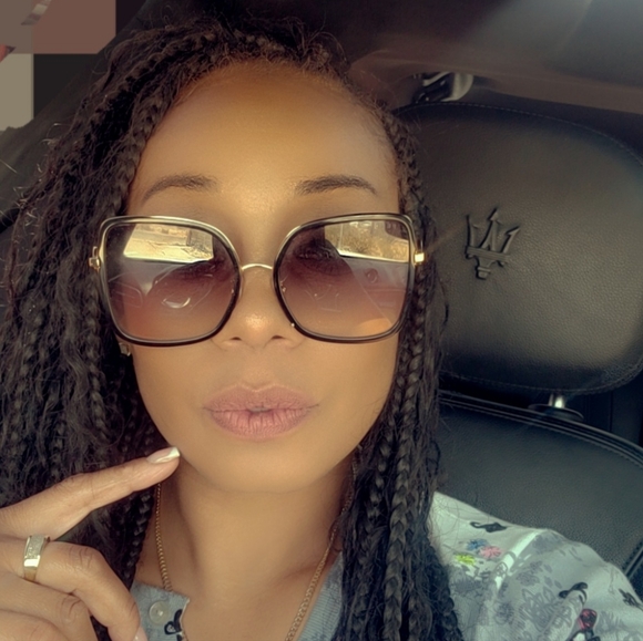 Meet your Posher, Connita - Picture 3 of 3